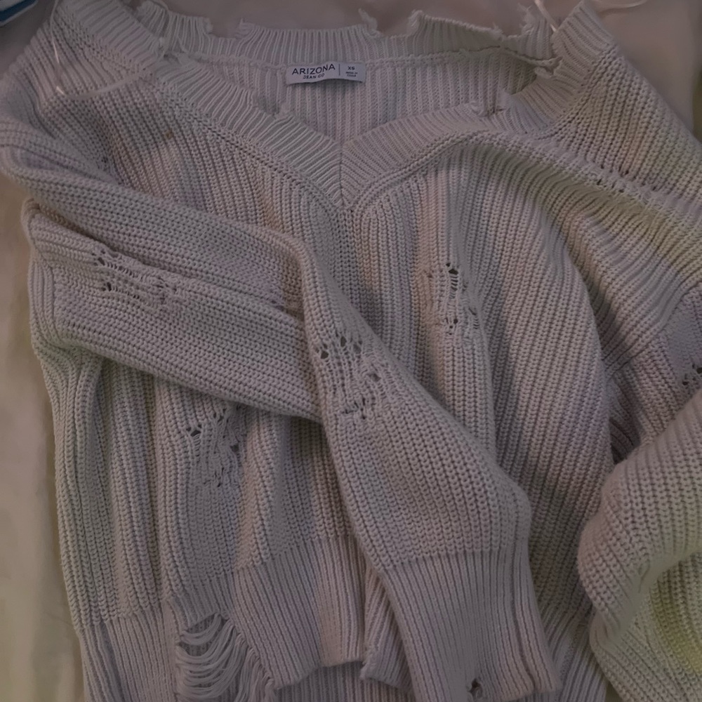 White distressed sweater - perfect for fall #fallfashion